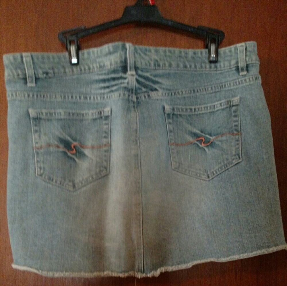 🛍 3 for $25 Distressed denim skirt